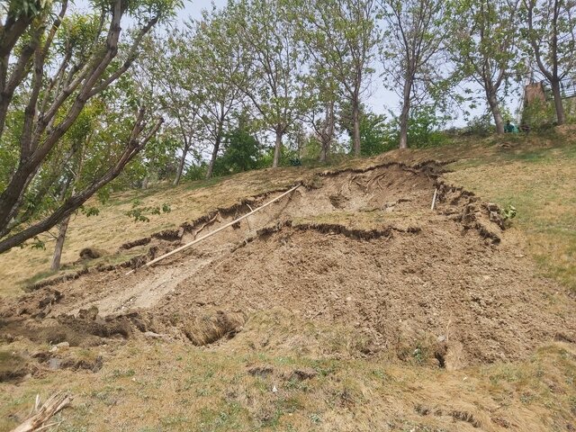 آبیاری بیش از حد و خاک ناپایدار موجب زمینلغزش در آبیاری بیش از حد و خاک ناپایدار موجب زمینلغزش در