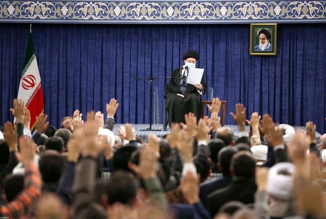 تاثیر وسوسه‌ بر جوان با تبیین برطرف می‌شود نه باتوم | مشکل اقتصادی با آتش زدن سطل زباله حل نمی‌شود