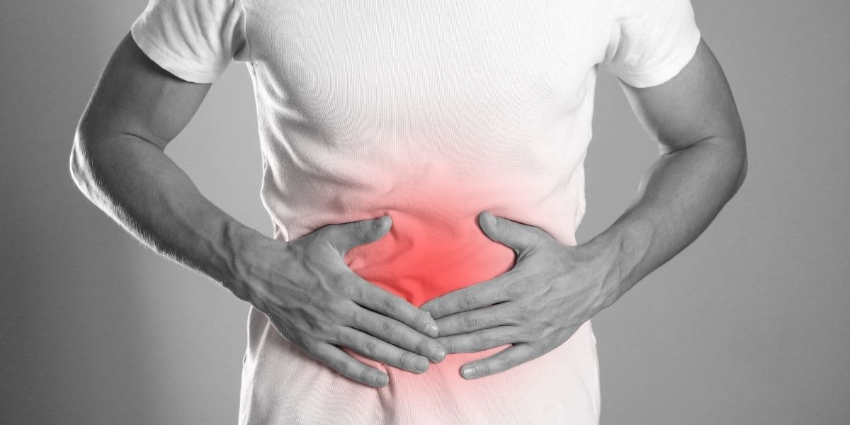 علت درد وسط شکم، نشانه­‌ها و درمان آن