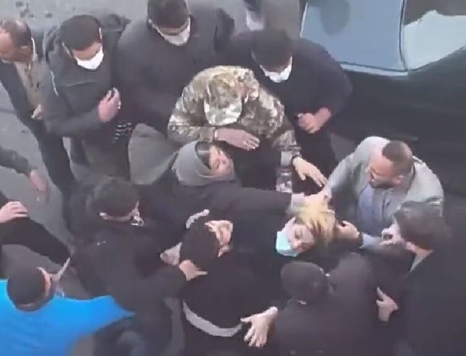 واکنش‌ها به ویدئوی حمله به یک زن؛ با این مردان لباس شخصی برخورد کنید