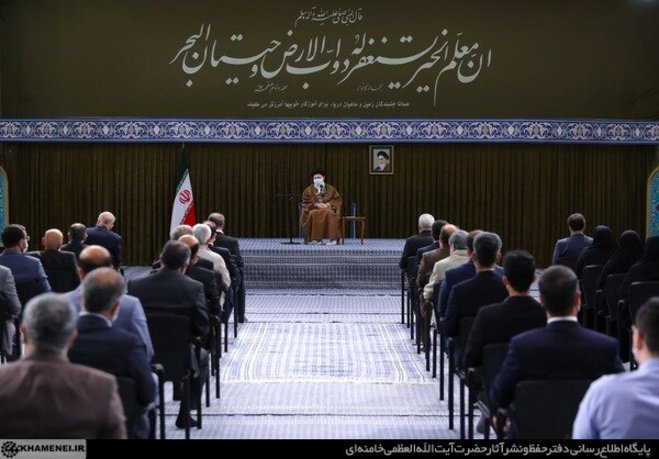 گزیده بیانات حضرت آیت الله خامنه‌ای در دیدار با جمعی از معلمان :
از لحاظ کمیّت معلمان دچار مشکلیم