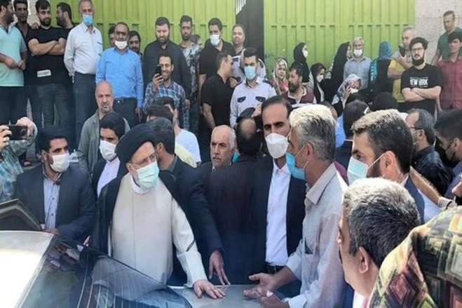 انتقاد روزنامه اصولگرا: چرا رسانه‌های اصلاح طلب، حضور رئیسی در میدان تره بار را سانسور کردند؟