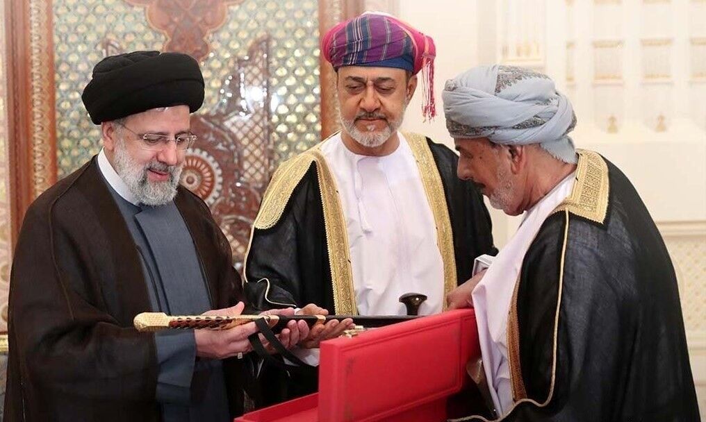 عکس| هدیه متفاوت و ویژه سلطان عمان به رئیسی