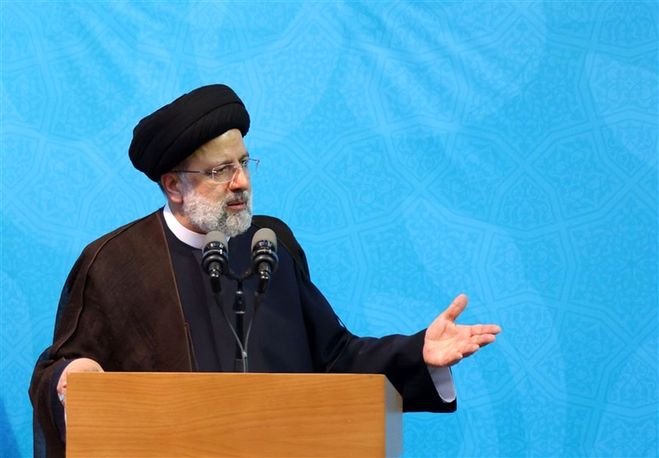 با ادعا و سخن و پرحرارت صحبت کردن اتفاقی نمی‌افتد
