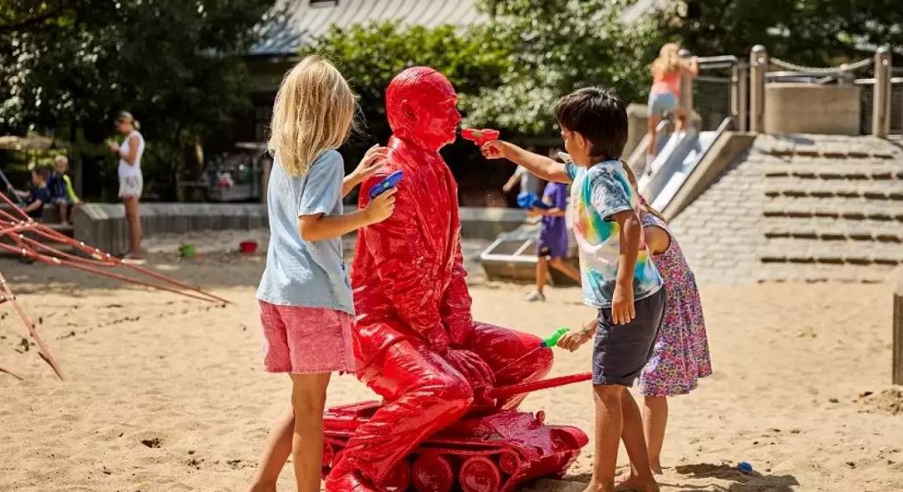 پوتین سرخ‌، اسباب‌بـازی تازه کودکان در پارک نیویورک! +تصویر