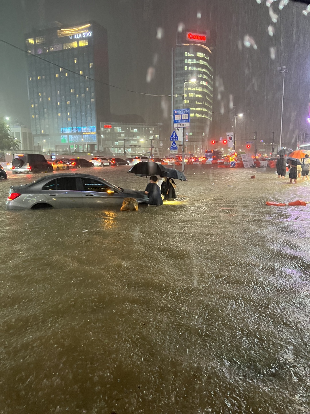 بی‌سابقه‌ترین بارندگی دهه اخیر، سئول را غرق کـرد! +تصویر