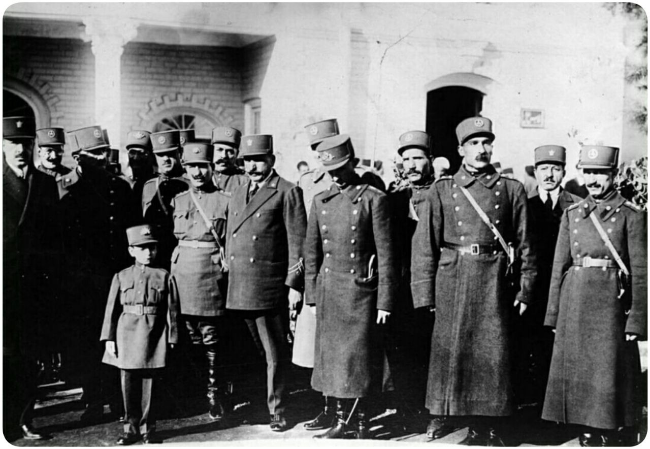 عکسی کمتر دیده شده از محمدرضا پهلوی و افسران ارتش رضاخان