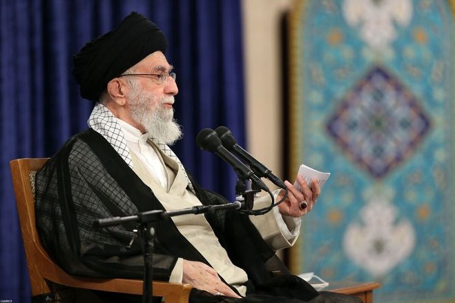 رهبر انقلاب: شهیدِ امنیت جان خود را برای مردم فدا می‌کند
