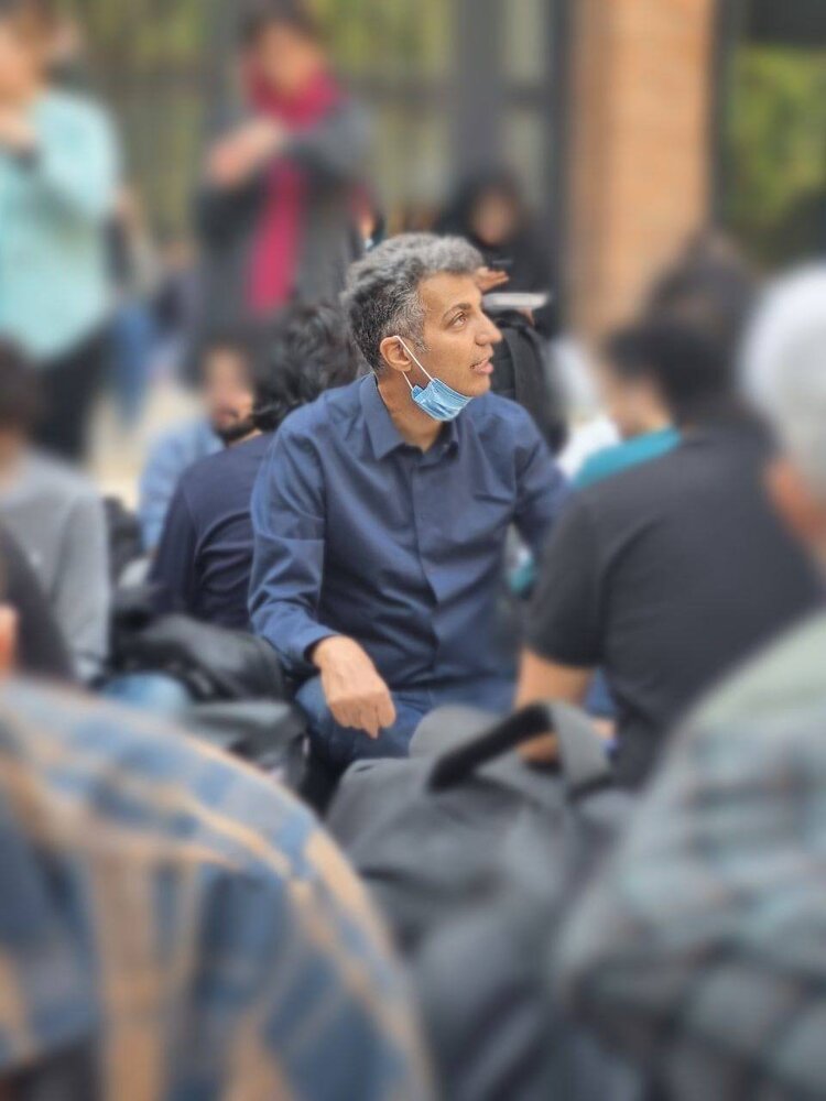 حرکت غیرمنتظره عادل فردوسی‌پور در تجمع امروز دانشگاه شریف | تصویر