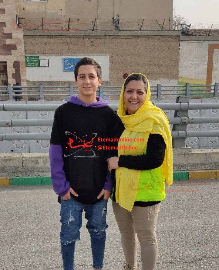 تصویر مشترک امیرحسین رحیمی و مادرش پس از آزادی‌