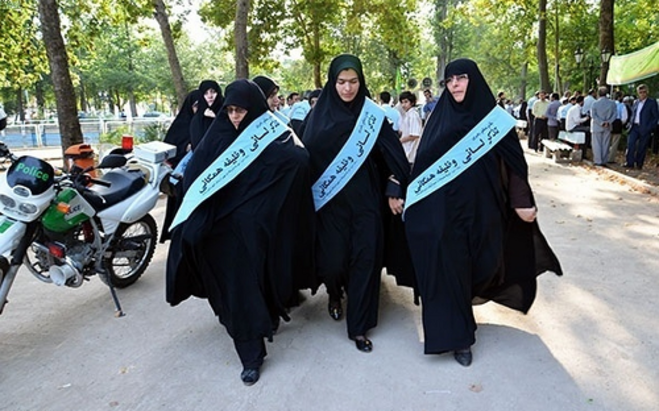 عکسی از روش جدید امر به معروف در پارک‌ها و معابر شهر تهران