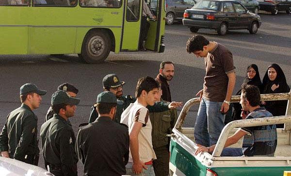 چرا «گشت ارشاد» مردانه نداریم و تراشیدن ریش‌شان مجازات ندارد اما «کشف حجاب» زنان دارد؟