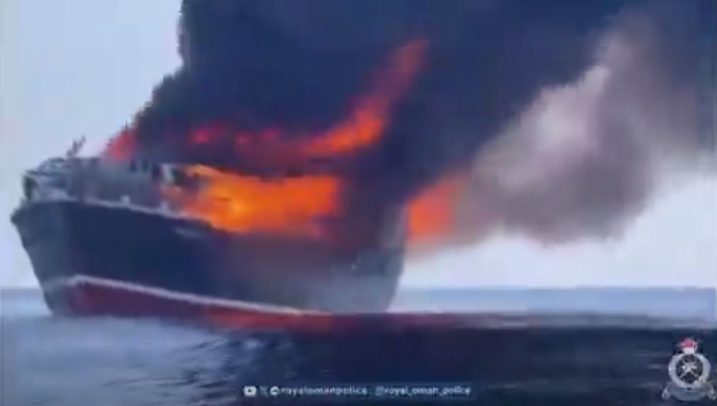 فیلم حمله به کشتی انگلیسی توسط حوثی‌ها | نفتکش خاکستر شد!
