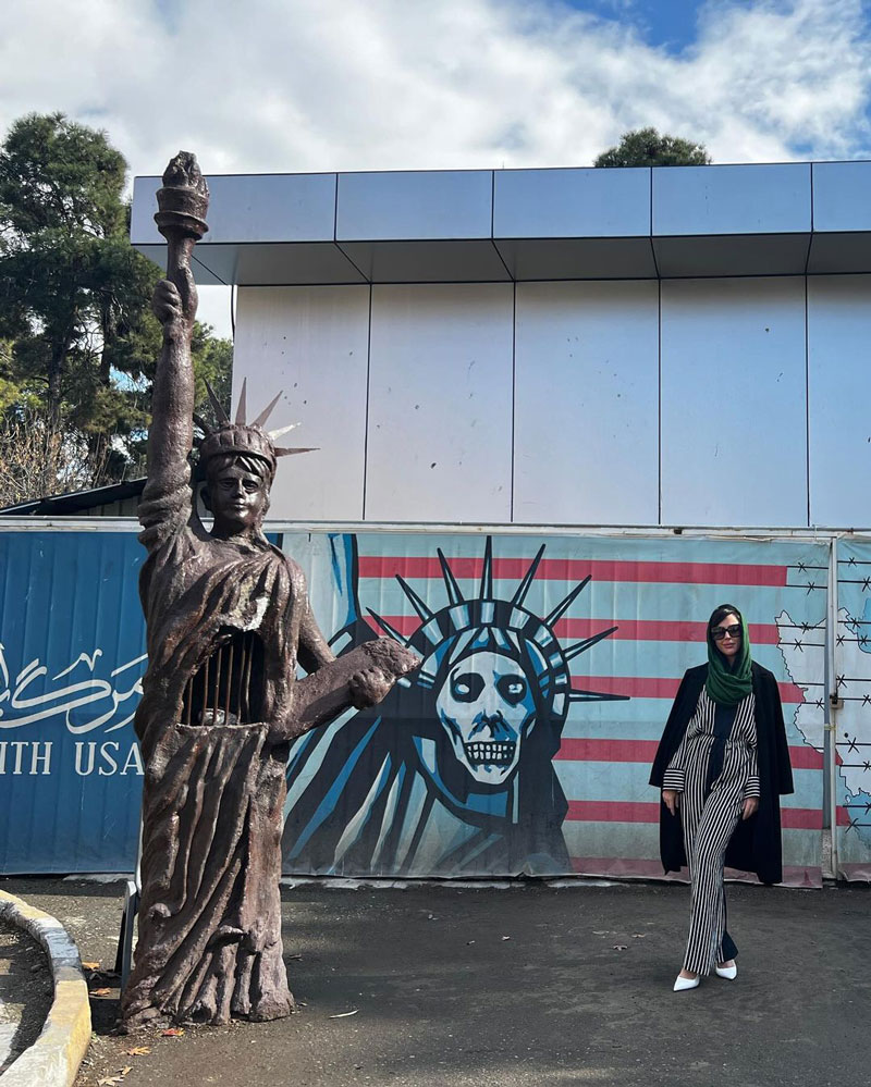 ویتنی رایت بازیگر فیلم‌های پورن در سفارت آمریکا
