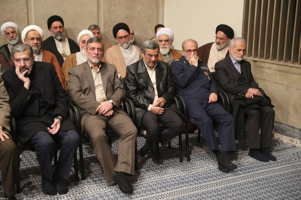 تیپ جدید احمدی‌نژاد در بیت رهبری پس از جراحی زیبایی‌اش | تصویر