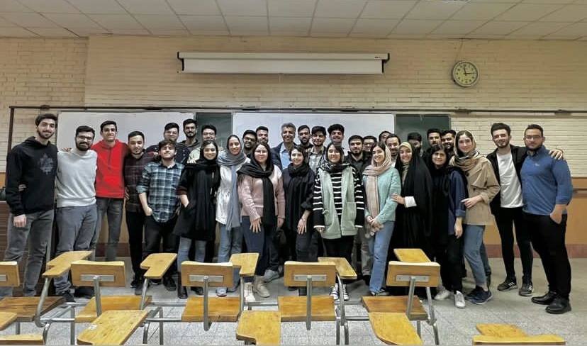 عکس‌| عادل فردوسی‌پور و شاگردانش در دانشگاه شریف