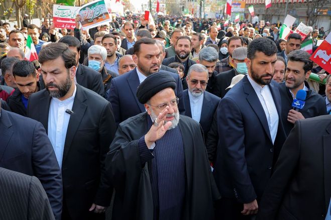 فیلم پربازدید از رفتار رئیسی و بادیگارد‌هایش در ۲۲ بهمن