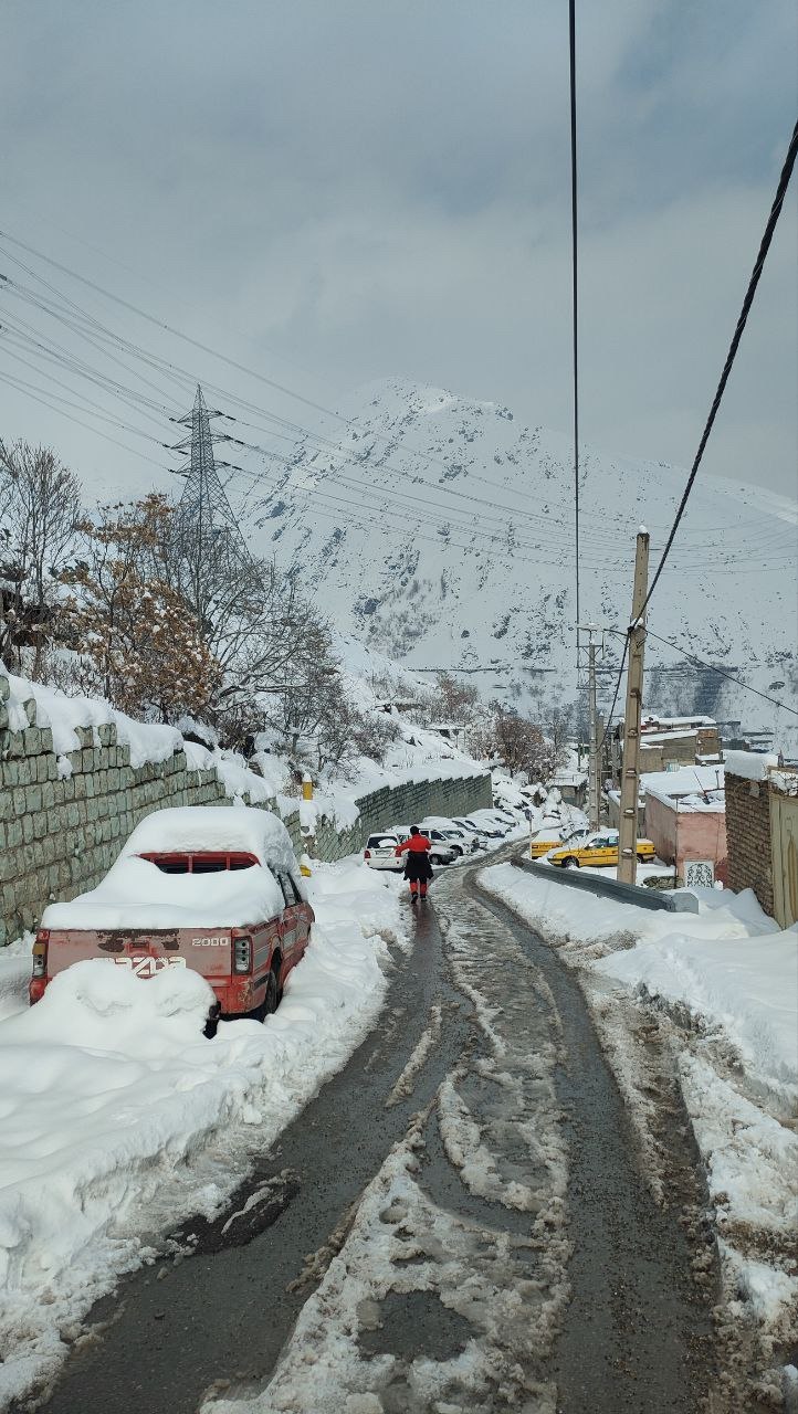 نمایی از دفن شدن خودروها زیر برف سنگین درکه تهران | تصویر