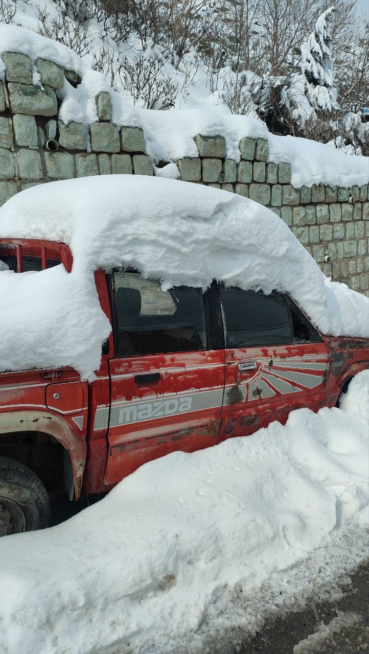 نمایی از دفن شدن خودروها زیر برف سنگین درکه تهران | تصویر