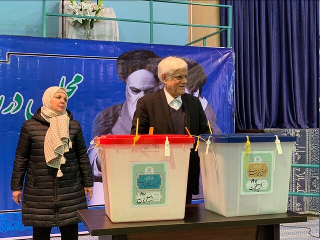 اولین چهره اصلاح‌طلب با همسرش در انتخابات شرکت کرد | کجا فراخوان تحریم داده شد؟ من که ندیدم+ تصویر