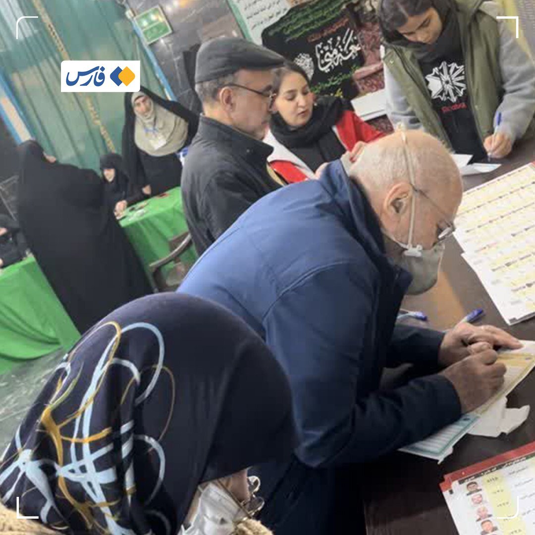 شکار عکسی از چریک اصلاح‌طبان در حال رأی دادن