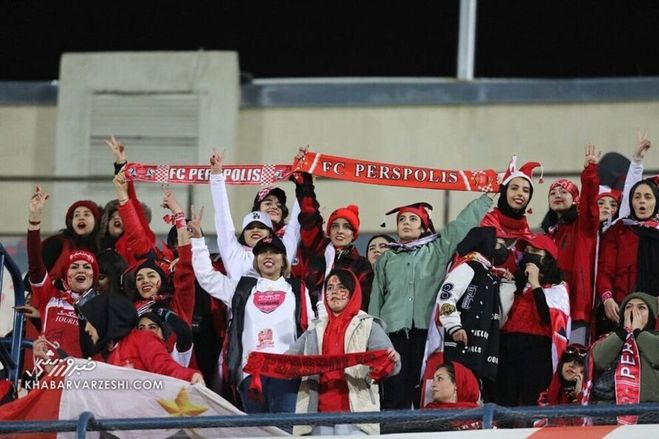 تصاویری از تیپ دختران پرسپولیسی در آزادی؛ از کلاه تا مقنعه قرمزها