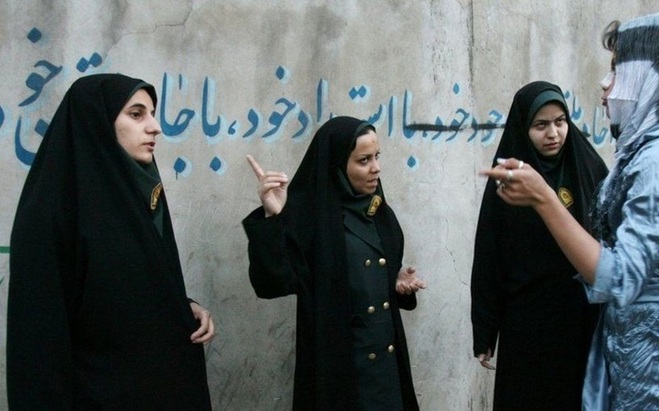 تکذیب‌ها نادرست است؛ مامور پلیس مستقیما بی‌حجاب را جریمه می‌کند | مرجع اعتراض مردم هم شبه‌پلیسی است!