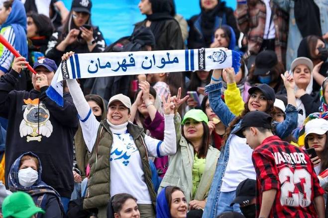اقدام جالب دختران فوتبالیست ملوانی به مناسبت روز زبان مادری | فیلم