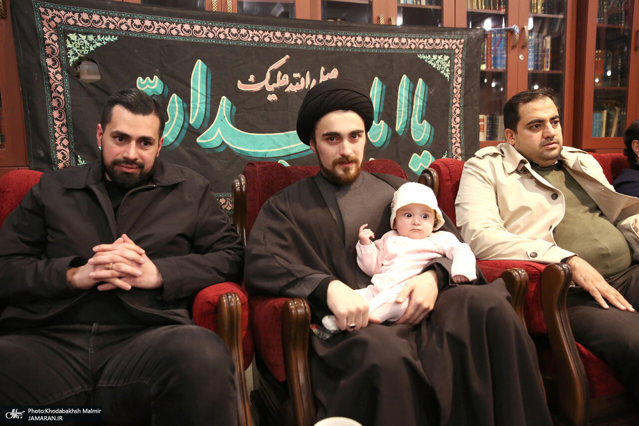 عکس جدید از ایران خمینی در آغوش پدر روحانی‌اش