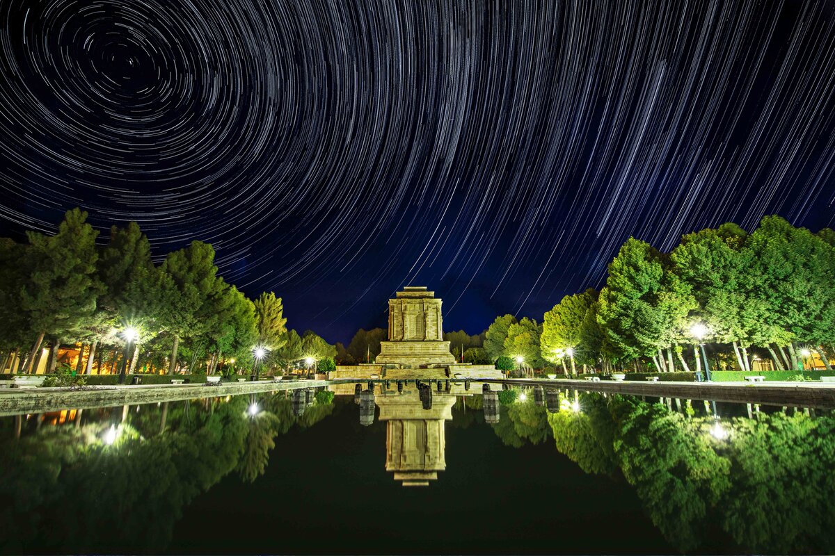 فـردوسی در هزاره نو؛ باززایش شاهنامه نیاز زمانه و درفش پایداری ماست فـردوسی در هزاره نو؛ باززایش شاهنامه نیاز زمانه و درفش پایداری ماست