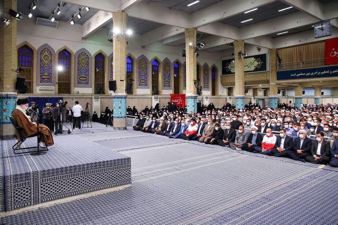 مردم شناخت دشمن را جدی بگیرند تا سر کشور کلاه نرود