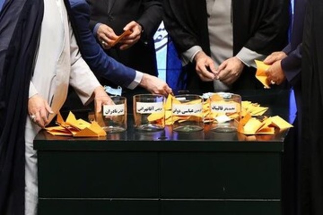 مجلس انقلابی پر حاشیه؛ رقابت سنگین برای رای با «تبلت و هدیه»