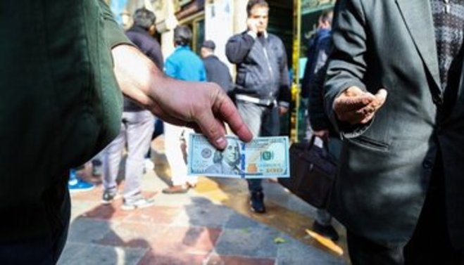 پشت پرده سقوط قیمت دلار قبل از تعطیلات؛ اتفاقی در راه است؟