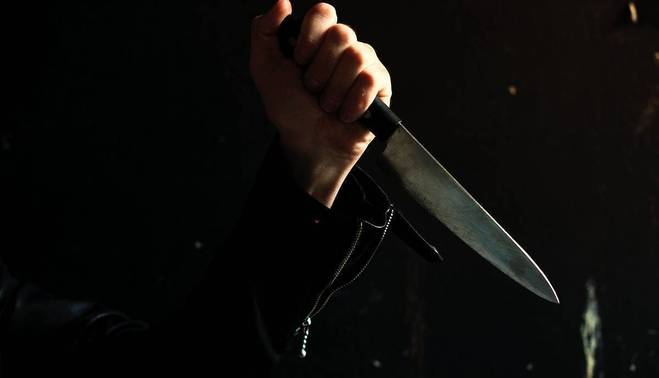 تصویری از گردن مجروح یک روحانی پس از حمله در مترو
