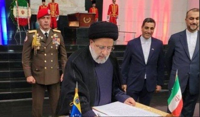 تصویر «دست‌نوشته» و «امضا» رئیسی در دفتر یادبود مقبره سیمون بولیوار