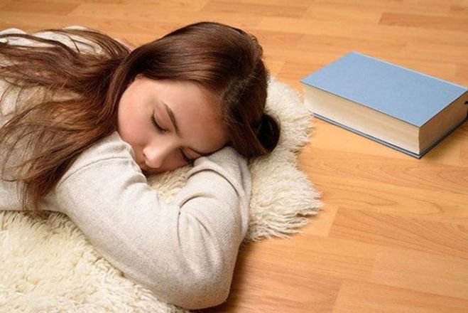 ۵ فایده باورنکردنی خوابیدن روی زمین که شاید ندانید