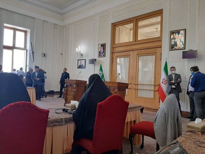 ماجرای یک نشست خبری در وزرات خارجه ایران؛ در جنگ روایت‌ها چه کسی راست میگه؟ +تصویر