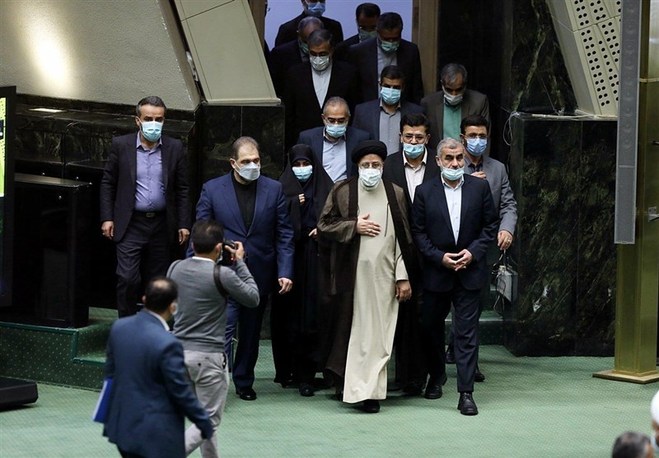 آتش در اردوگاه تندروها؛ نمایندگانی که حالا حالا علیه‌ رئیسی و دولتش شدند!
