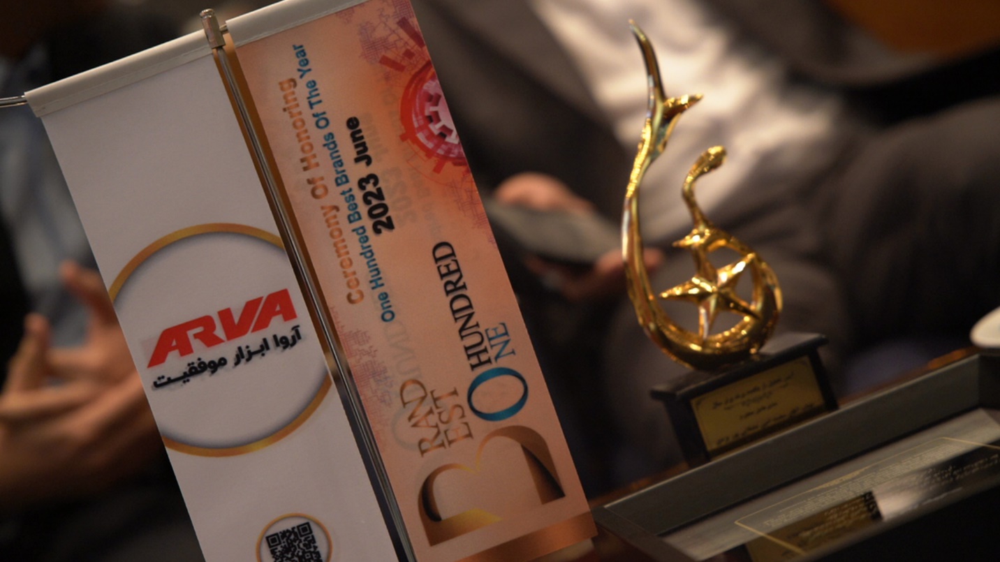 اهدای تندیس صد برند برتر سال ۱۴۰۲ به مدیرعامل آروا اهدای تندیس صد برند برتر سال ۱۴۰۲ به مدیرعامل آروا