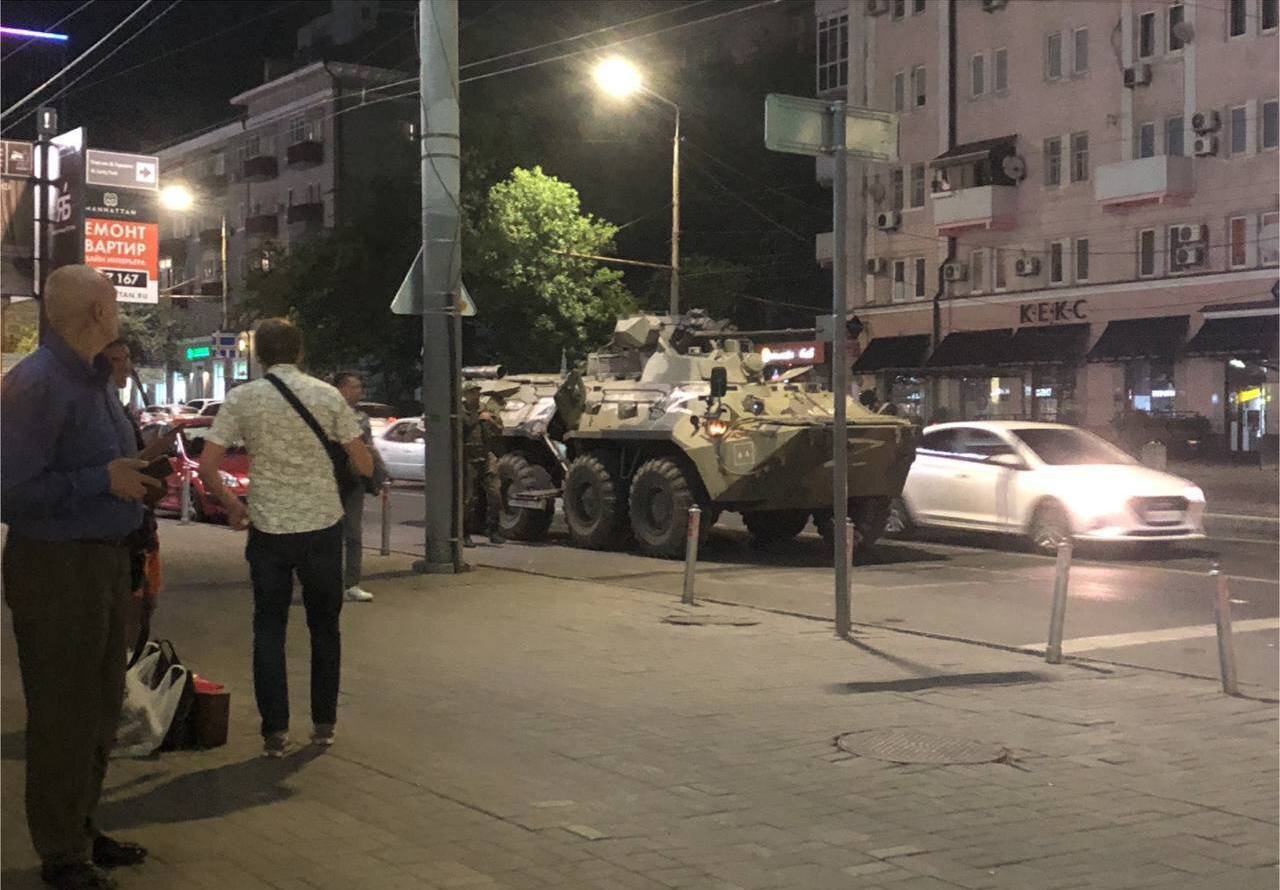 حضور شبانه گارد ملی روسیه با ادوات سنگین نظامی در خیابان‌هـا! | تصاویر