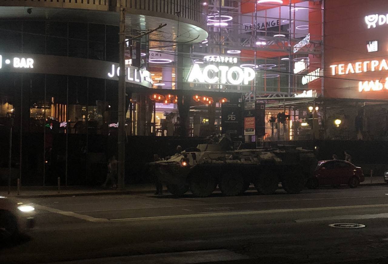 حضور شبانه گارد ملی روسیه با ادوات سنگین نظامی در خیابان‌هـا! | تصاویر