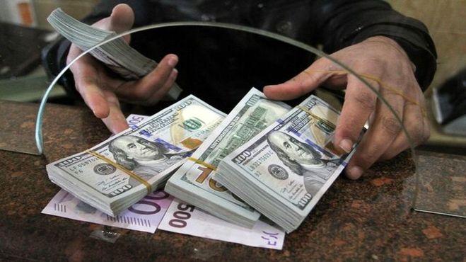 جنگ بانکی‌ها و صرافی‌ها؛ معامله‌گران درباره قیمت دلار چه می‌گویند؟