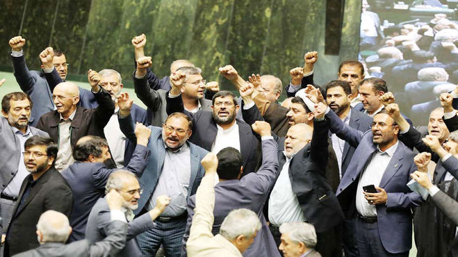 فیلمی عجیب از خواهش نایب رئیس مجلس از نمایندگان برای رأی دادن!