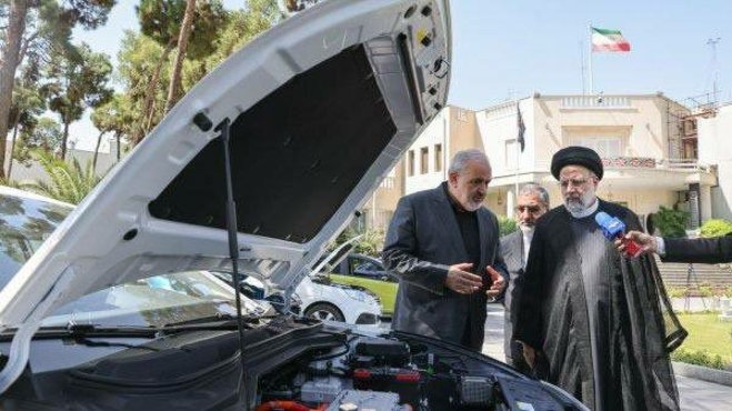 تصاویری از قطار کردن خودروی برقی در حیاط دولت برای بازدید رئیسی