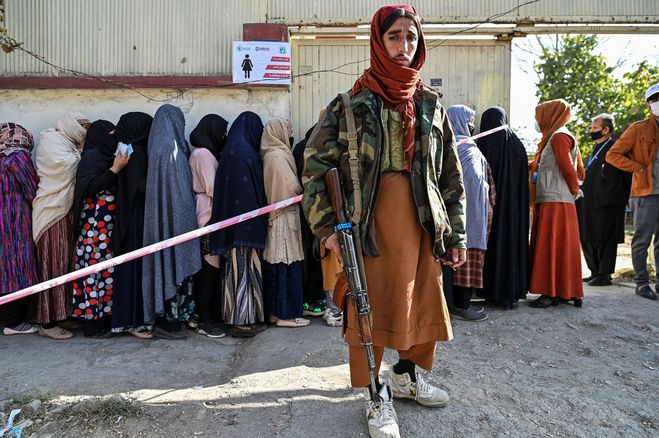فیلمی از حمله طالبان به مهمانی زنان افغان با سلاح کلاشینکف!