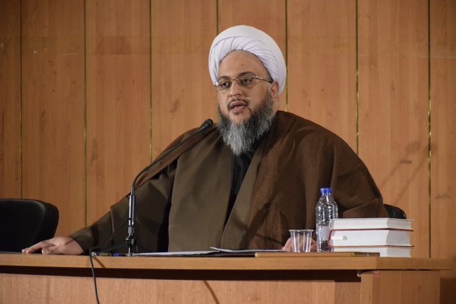 سخنران مراسم عاشورا: برای ما حفاظت از حجاب مهم است |  در برابر شبهه‌های دشمنان جا نزنیم