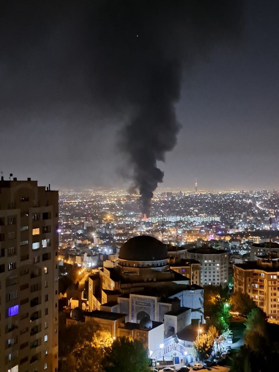تصاویری از آتش‌سوزی دیشب در انبار وزارت دفاع در شمال شهر تهران