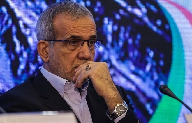 حمله روزنامه حامی دولت به پزشکیان: درآمد پزشکان کافی نیست می‌توانند از ایران بروند!
