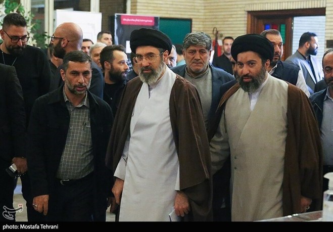 تصاویری از فرزندان رهبری و مقامات رده‌بالا در مراسم ترحیم برادرِ وحید حقانیان