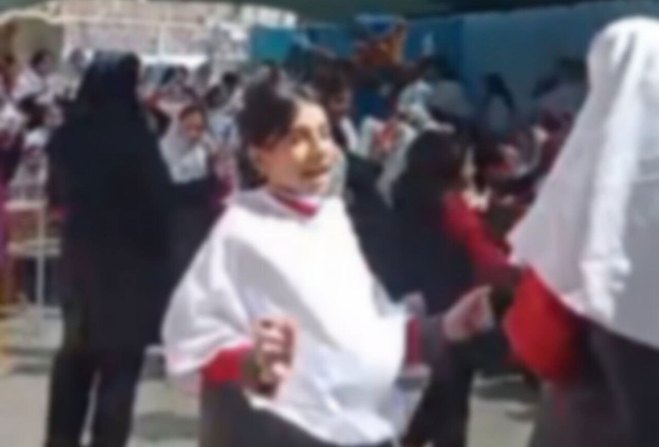 برکناری مدیر مدرسه در پی پخش آهنگ جنجالی و رقص دانش آموزان +تصویر